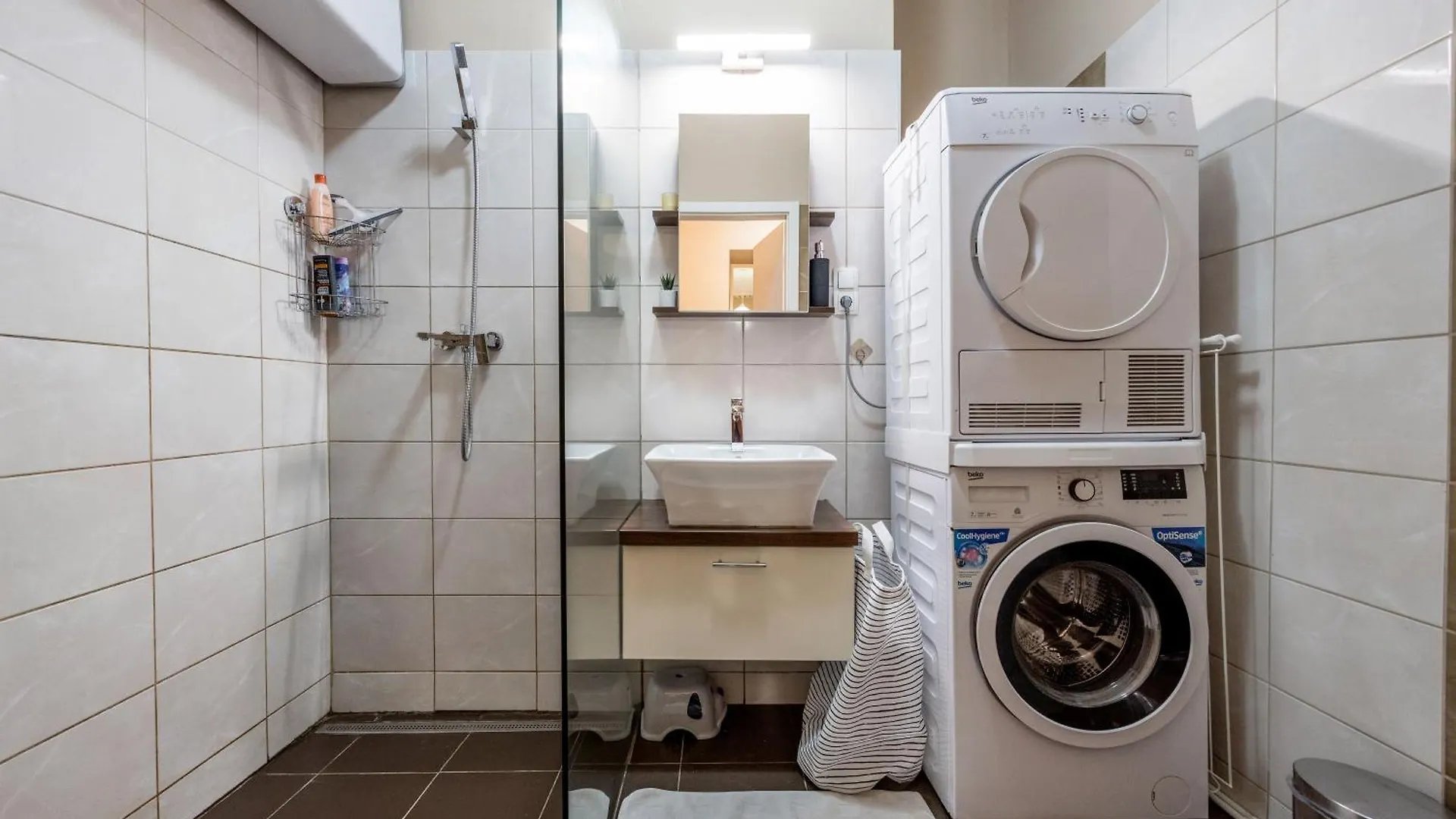 Roomback Rooms - 2Br Apt With Ac Near Deak Ter Budapest Apartment