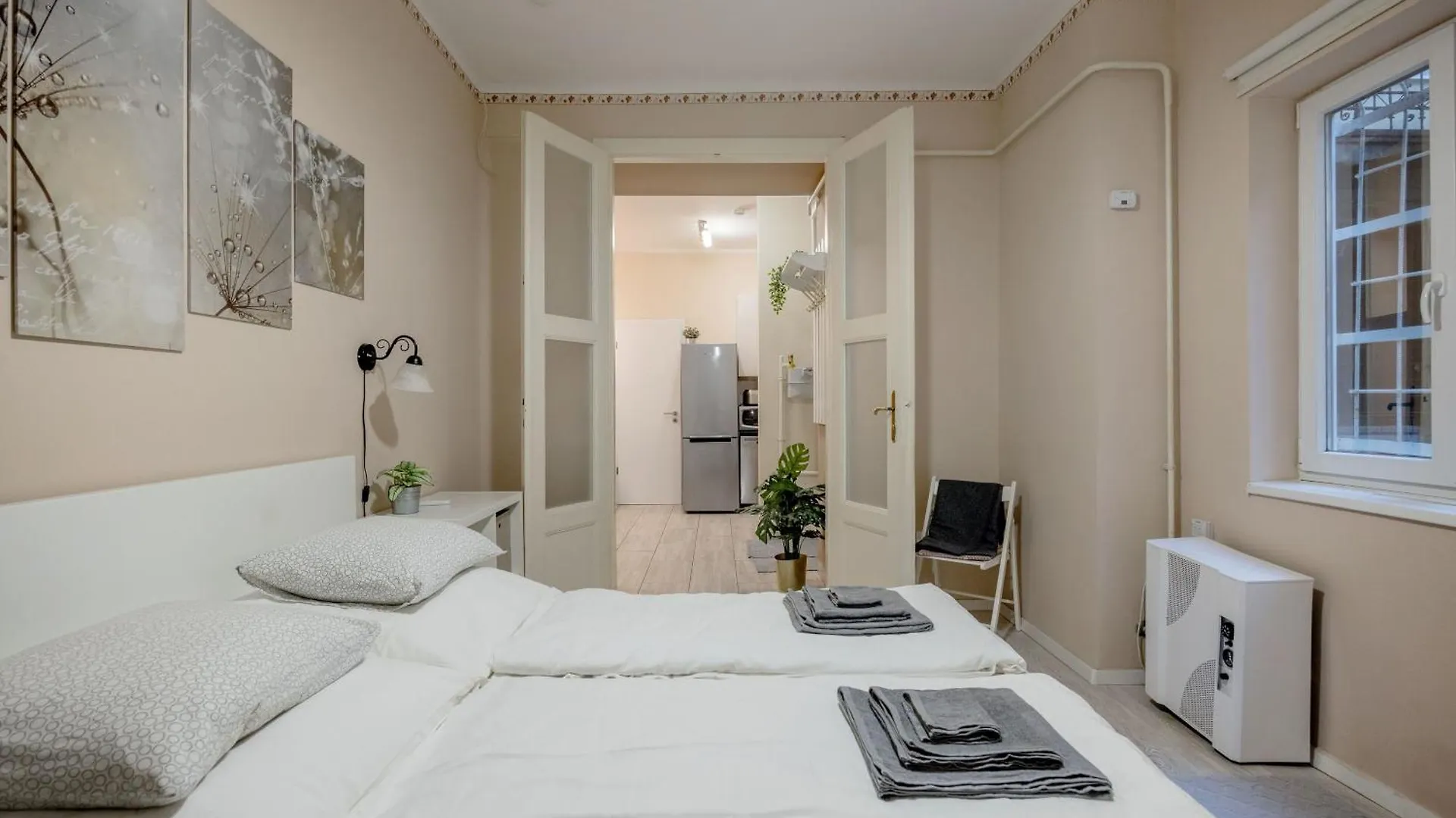 Roomback Rooms - 2Br Apt With Ac Near Deak Ter Budapest