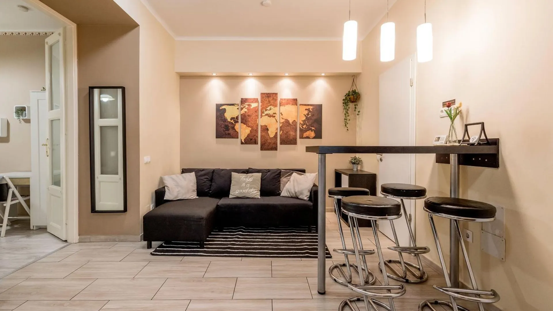 Roomback Rooms - 2Br Apt With Ac Near Deak Ter Budapest Apartment