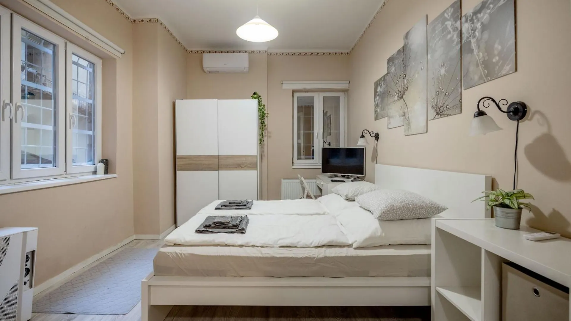 Roomback Rooms - 2Br Apt With Ac Near Deak Ter Budapest Apartment
