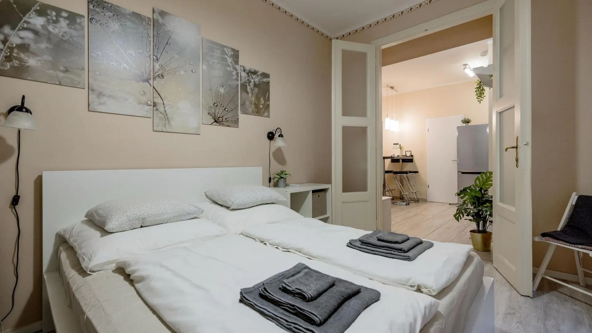 Roomback Rooms - 2Br Apt With Ac Near Deak Ter Budapest 0*,  Hungary