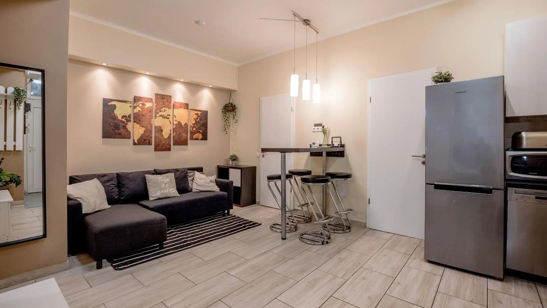 Roomback Rooms - 2Br Apt With Ac Near Deak Ter Budapest Apartment