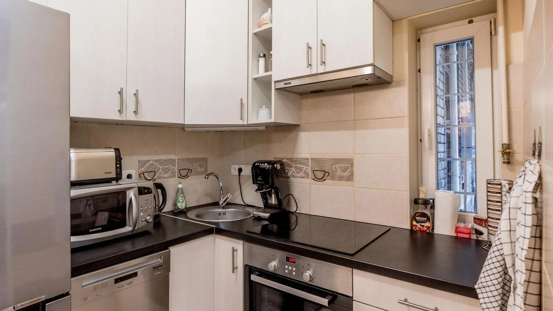 Apartment Roomback Rooms - 2Br Apt With Ac Near Deak Ter Budapest Hungary