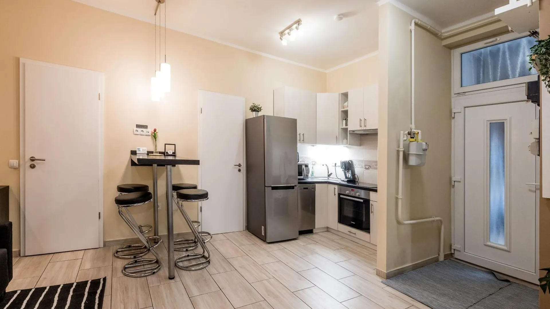Roomback Rooms - 2Br Apt With Ac Near Deak Ter Budapest Hungary