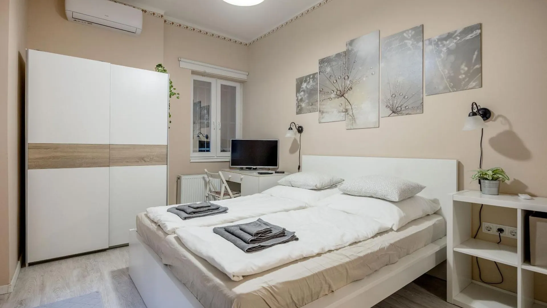 Apartment Roomback Rooms - 2Br Apt With Ac Near Deak Ter Budapest