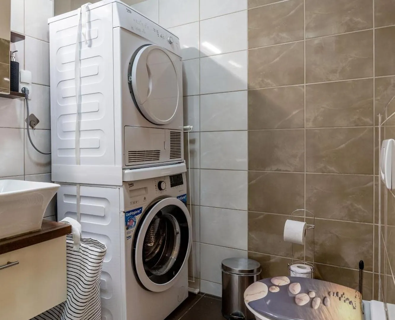 Roomback Rooms - 2Br Apt With Ac Near Deak Ter Budapest 0*,  Hungary